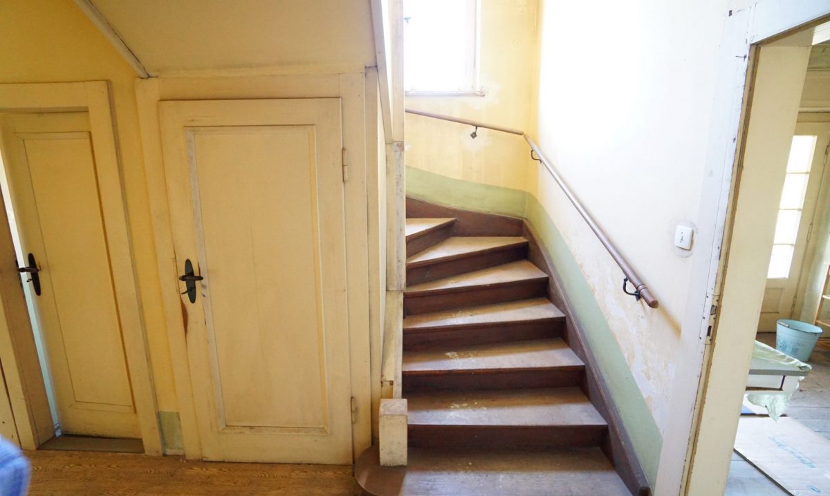 Treppenaufgang zum Obergeschoss der Villa am Monarchenhügel