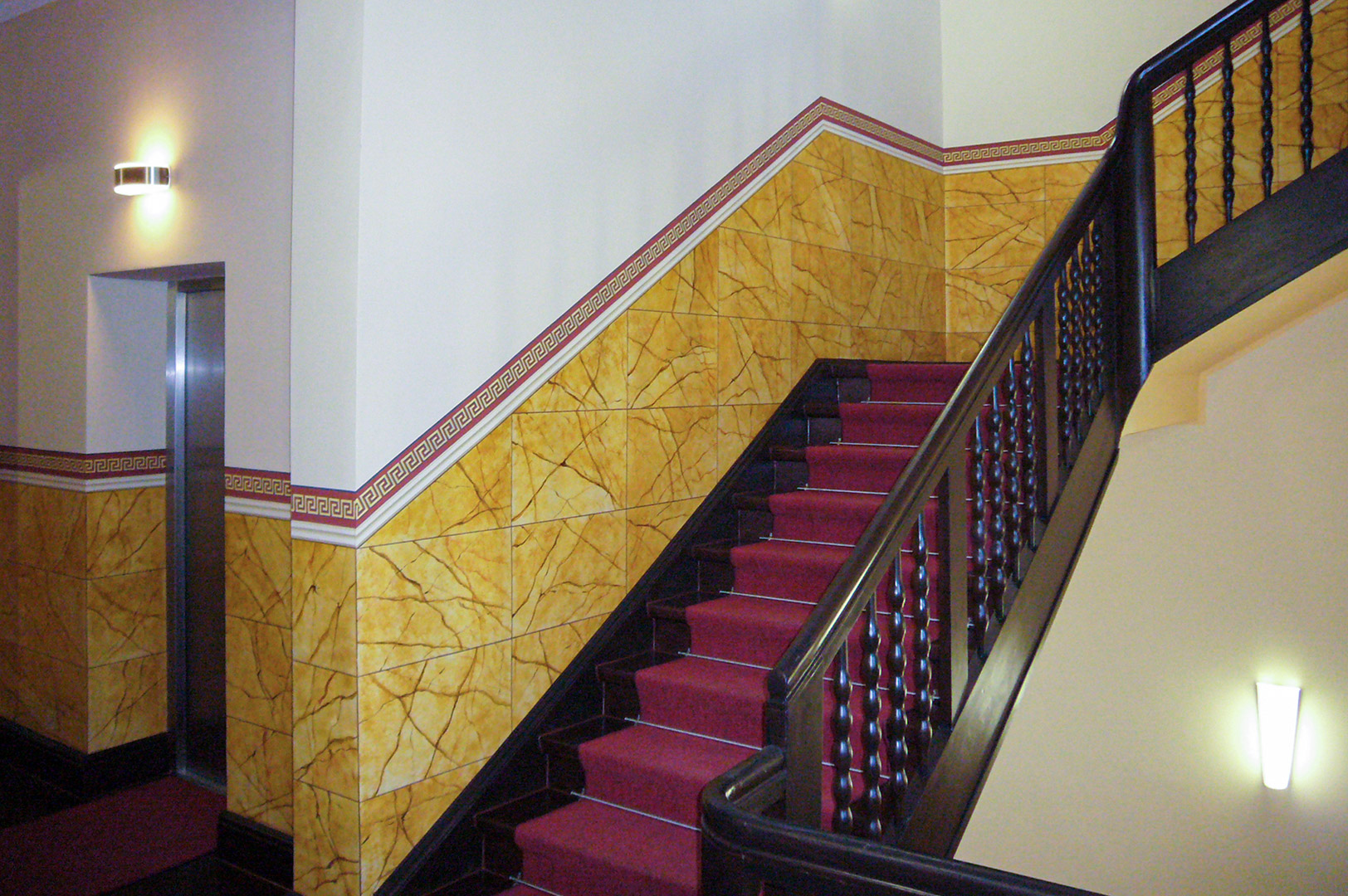 Treppenaufgang und Aufzug in der Villa Schreiber
